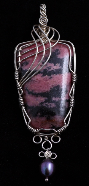 McGrath pink black long stone pendant 6x4 _2425.jpg
